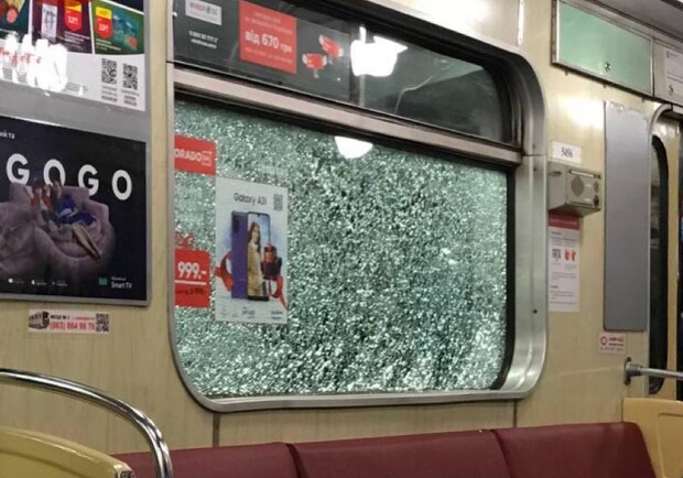 Разбившим стекла поездов метро грозит от трех до семи лет за решеткой. Фото: "Киев Оперативный"