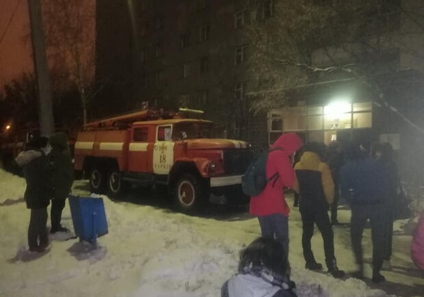 На Салтовке горело общежитие автодорожного университета. Фото: facebook.com/MNSKHARKIV