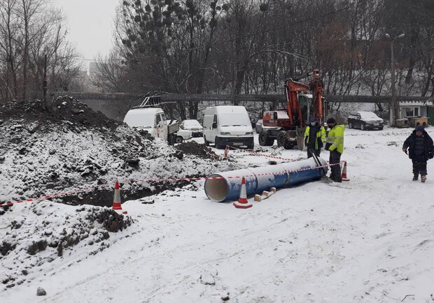 D Киеве экскаватор повредил газопровод - фото: Facebook