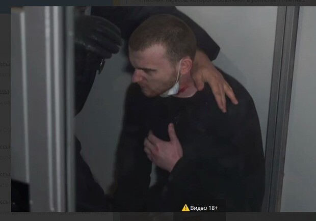 Убийца Даши Лукьяненко пытался перерезать себе горло прямиком в суде. Кадр из видео