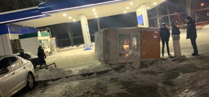 Не могли зайти домой: днепряне повалили будку и знаки на платной 