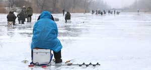 Не надо так: днепряне массово выходят на лед во время потепления (фото)