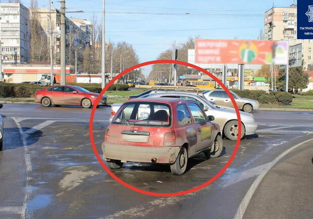 В Одессе водителей штрафуют за парковку на островках безопасности. Фото: Патрульная полиция