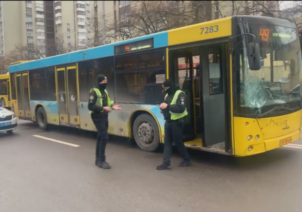 Поздно заметил: на Березняках автобус сбил пешехода на "зебре" - фото