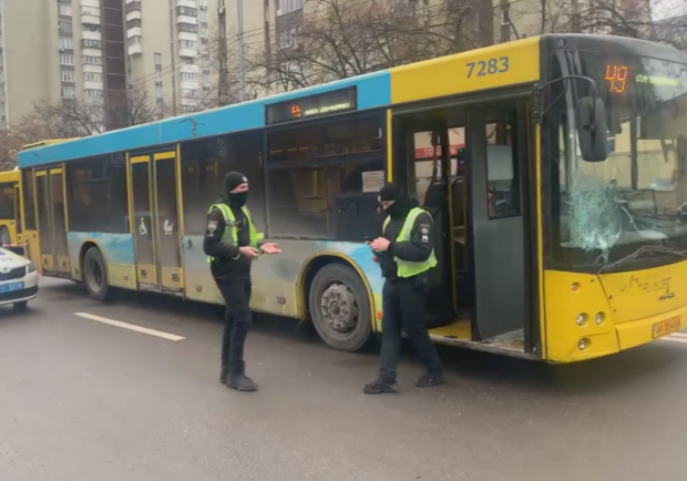 Появилось видео наезда автобуса на пешехода на Березняках - фото: informator.ua
