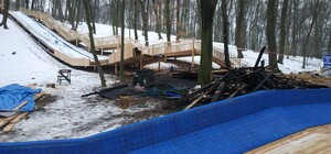 Радикально: в Голосеевском парке сожгли тюбинговую горку, которая не нравилась местным жителям