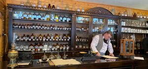 Все почалося з нафти: у Бориславі відкрили незвичайну аптеку-музей