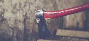 Под наркотиками и с топором в руках: на Отрадном полиция задержала дебошира