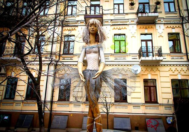 В Киеве вандалы разломали скульптуру балерины. Фото: lookmytrips/ Наталия Н