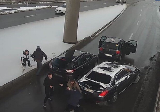 Конфликт водителей на дороге перерос в драку. Фото: скриншот видео Патрульной полиции Киева