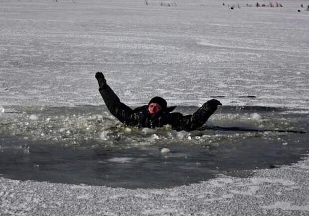 Полицейские вытянули из Русановского канала мужчину, который провалился под лед. Фото: 34.ua