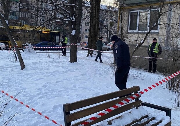 На Соломенке мужчина стрелял по людям с балкона. Фото: Патрульная полиция Киева.