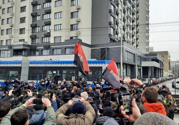 Возле телеканала "НАШ" радикалы подрались с Нацгвардией. Фото: "Думская"