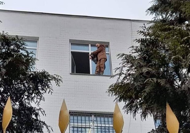 Задержанный возле телеканала "НАШ" угрожает спрыгнуть из окна управления полиции. Фото: УНИАН.