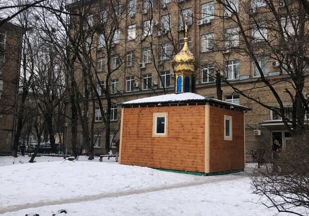Во дворе дома на Печерске появилась мини-церковь. Фото: Мария Бескороваина.