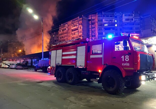 Павильоны сгорели дотла: на рынке "Иллис" ночью произошел пожар - фото