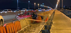 Въехал в отбойник и перевернулся: пьяный водитель устроил ДТП на мосту Патона