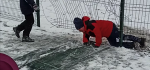 Без глаза можно остаться: в Днепре на новой площадке дети вылетают с горки в забор