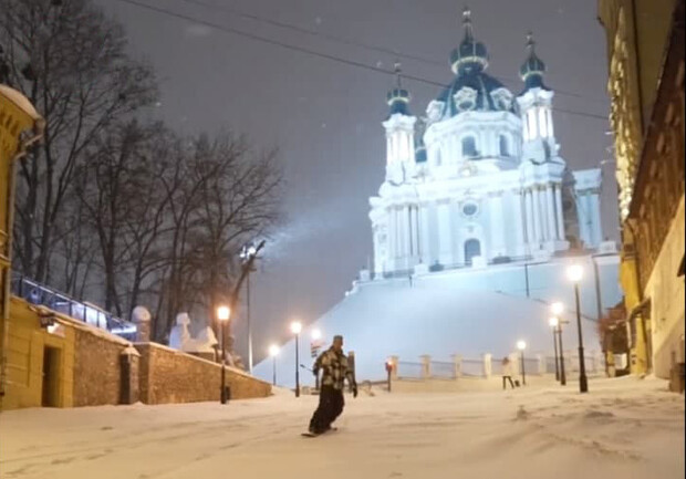 На Андреевском спуске заметили сноубордистов. Фото: Украинская правда