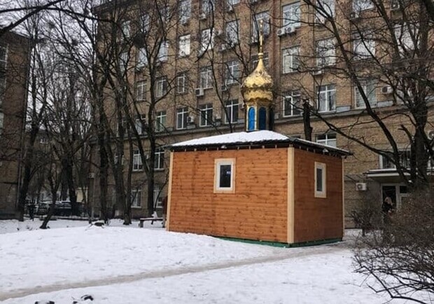 Во дворе дома на Печерске сносят мини-церковь. Фото: Мария Бескороваина.