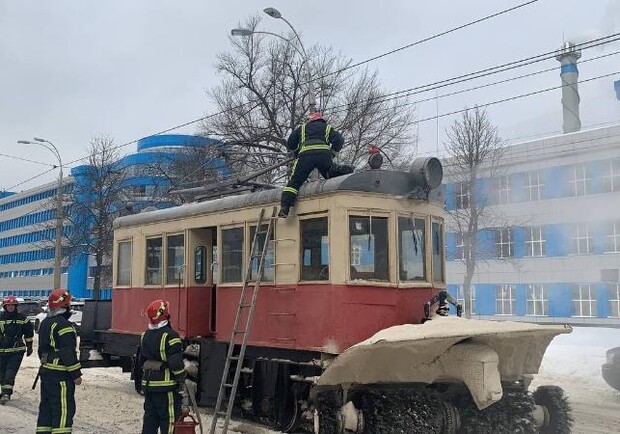 В Киеве загорелся трамвай, очищающий пути от снега. Фото: ГСЧС г. Киева.