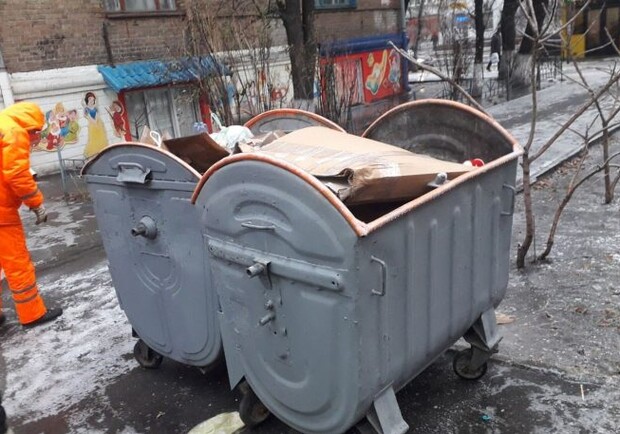 В Киеве из-за непогоды возникли проблемы с вывозом мусора. Фото: телеканал "Киев".