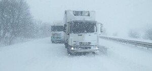 Ждем непогоду: на киевской трассе ограничили проезд 