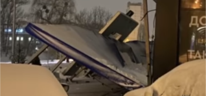 Зиму не выдержала: на Теремках обвалилась крыша ресторана