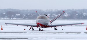 Необычный экспонат: в Киев прилетел самый маленький реактивный самолет мира