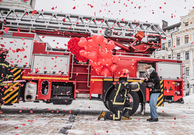 Киевский пожарный сделал предложение на Софийской площади. Фото: ГСЧС