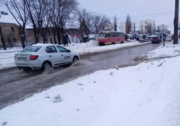 На Черниговской затопило сразу две улицы. Фото: Facebook Игорь Нюкин