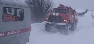 Швидка загрузла: на Самбірщині лікар добирався на виклик пожежним автомобілем
