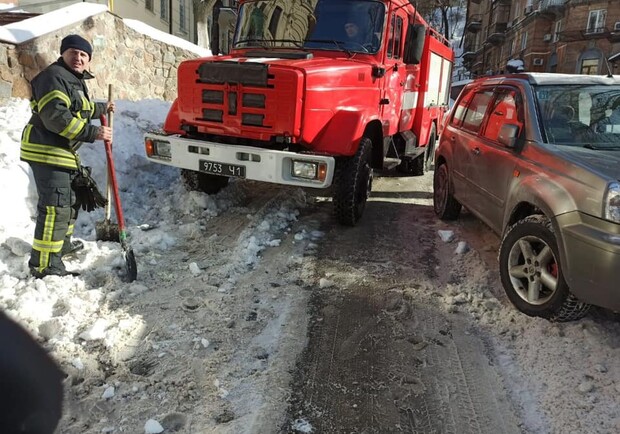 Спасателям пришлось остановиться и расчистить снег чтобы объехать "героя парковки". Фото: пресс-служба ГСЧС