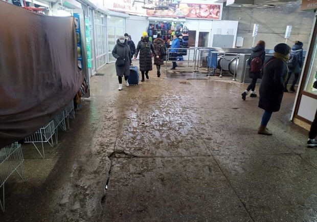 Получи ответ: "трубе" на вокзале разошлись плиты. Фото: Киев Сегодня.