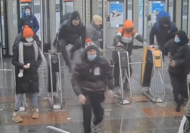 На метро "Университет" спортсмены избили сотрудников СБУ. Фото: Артур Миленков.