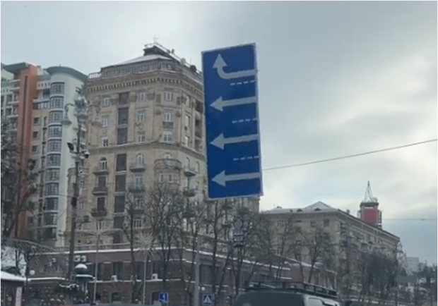 Знак свыше в центре Киева дорожный знак упал на автомобили. Фото: TikTok maksa.zh