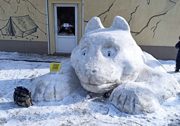 В Киеве появилась огромная скульптура кота из снега. Фото: Александр Сопражинский.