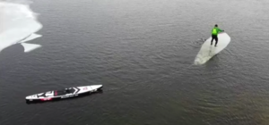 Опасненько: в Запорожье сделали сап и карусель из льда (видео)