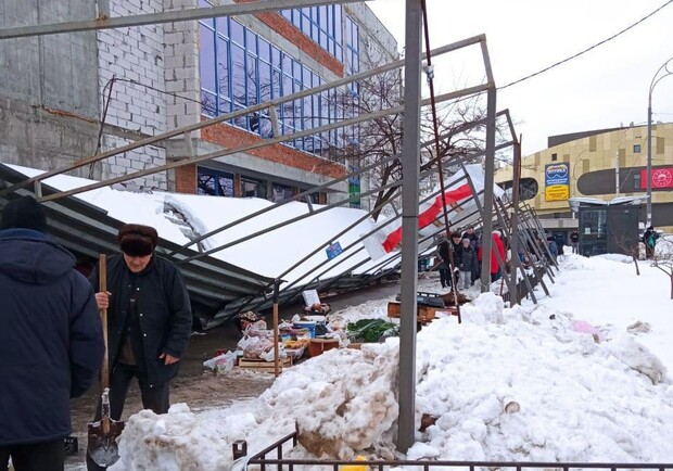 На Героев Днепра упал строительный навес. Фото: Telegram-канал "Життя Оболонського району"