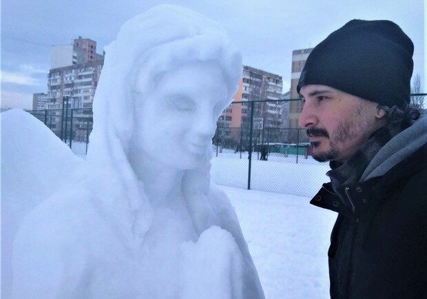 В Киеве появилось множество необычных снеговиков. На Троещине слепили ангела, а на Голосеево Дарта Вейдера и не только. Фото: Александр Бежевец