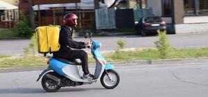 Оштрафували і позбавили прав: Львовом роз'їжджав п'яний кур'єр на скутері