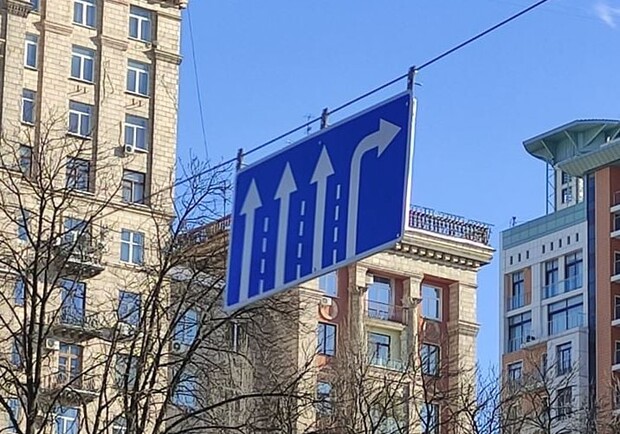 Падение дорожного знака в центре Киева. Фото: Центр организвции дорожного движения. 