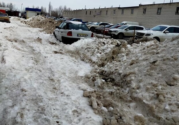 На Троещине снег с платной парковки перебросили на бесплатную. Фото: Алла Шевченко.