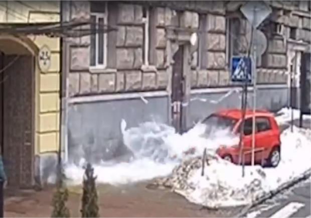 Снег упал с крыши на машину. Фото: Патрульная полиция Киева