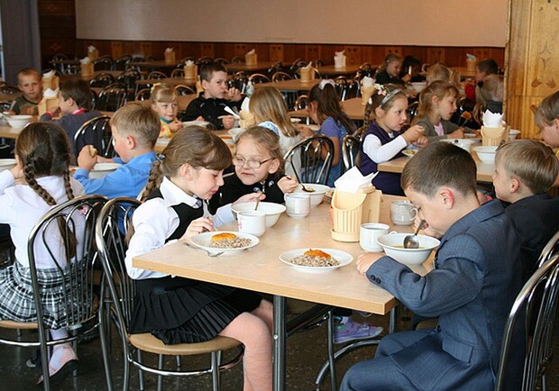 Киевсовет расширил категории детей, которые могут бесплатно питаться в школах. Фото: КиевПравда.