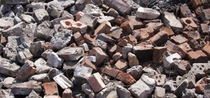 Береги голову: на Нивках рушится стена общежития