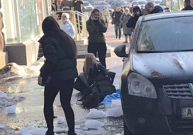 В центре Киева парню на голову упала большая льдина. Фото: "Киев Оперативный"