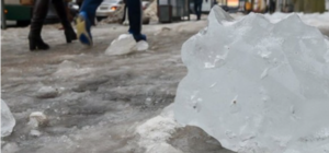 Реанимировали: что сейчас с парнем, на которого вчера в центре упала льдина