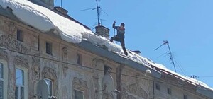Львів'яни вимагають штрафувати тих, хто скидає сніг на дорогу