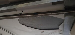 Недолго держался: в отремонтированном переходе на Святошино осыпался потолок